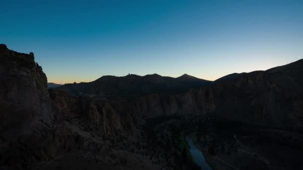Słońce Wschodzące Granitowym Klifem Skalnym Oświetlające Kanionową Dolinę Zakrętem Rzeki — Wideo stockowe