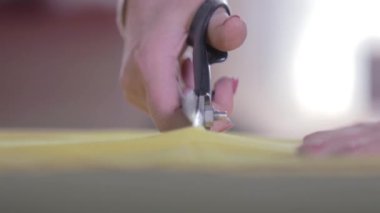 Makas kullanan yaşlı kadınlar