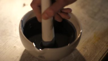 Bir kasede boya karıştırıyorum.