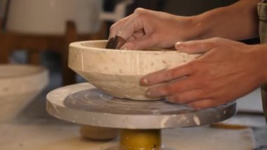 Kil ve kil işleme ile çalışan çömlekçi
