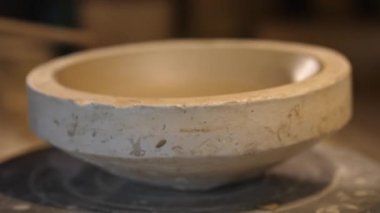 Kil ve kil işleme ile çalışan çömlekçi