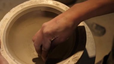 Kil ve kil işleme ile çalışan çömlekçi