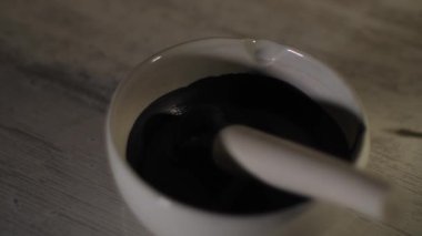 Bir kasede boya karıştırıyorum.