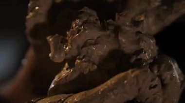 Kil ellerle şekilleniyor, yakın plan.