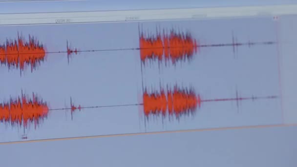 Audio hullámforma az asztalon, hangmérnök — Stock videók