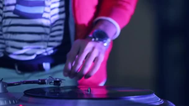 DJ jouant une musique, gros plan — Video