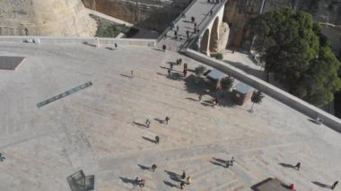 Valletta Malta üzerinde uçuyor, Mavi Akdeniz 'in yanında. 