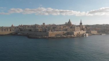 Valletta Malta üzerinde uçuyor, Mavi Akdeniz 'in yanında. 