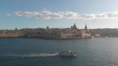 Akdeniz 'de Valletta Malta yakınlarında büyük bir turestik gemi.