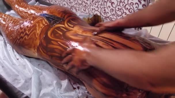 Schokoladenmassage für eine sexy Frau