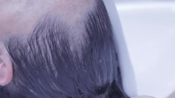 Cabeleireiro clientes de lavagem cabelo — Vídeo de Stock