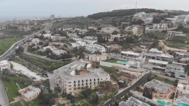 voler au-dessus de belle malta près de la mer Méditerranée