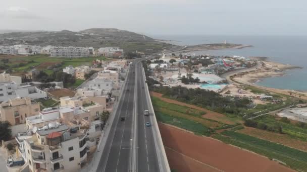 Viel Befahrene Autobahn Malta Nahe Dem Mittelmeer — Stockvideo