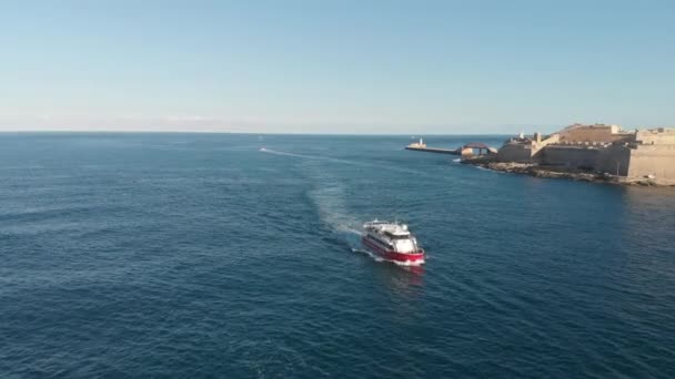 Akdeniz Büyük Bir Turizm Gemisinin Üzerinde Uçmak — Stok video