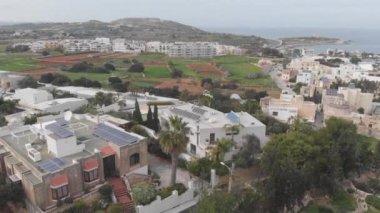 Valletta Malta üzerinde uçuyor, Mavi Akdeniz 'in yanında. 