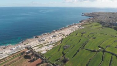 Valletta Malta üzerinde uçuyor, Mavi Akdeniz 'in yanında. 