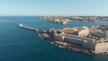 Valletta Malta üzerinde uçuyor, Mavi Akdeniz 'in yanında. 