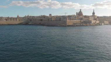 Valletta Malta üzerinde uçuyor, Mavi Akdeniz 'in yanında. 