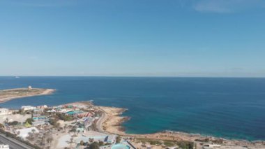 Valletta Malta üzerinde uçuyor, Mavi Akdeniz 'in yanında. 