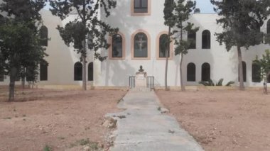 Malta bahçesindeki anıt.