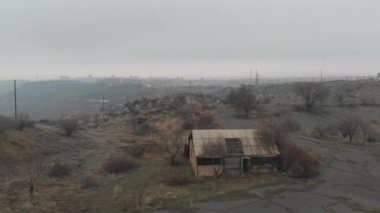 Terk edilmiş bir ev, kar yağıyor.