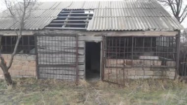 Terk edilmiş bir ev, kar yağıyor.