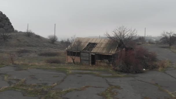 Casa Abandonada Frente Nevando — Vídeos de Stock