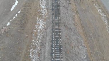 Terk edilmiş demiryolu kışın 