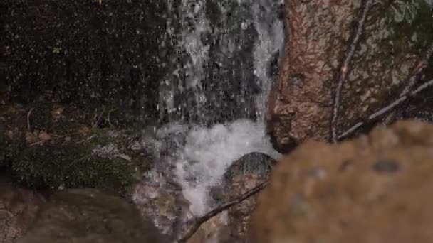 Rio Selvagem Água Flui Sobre Pedra — Vídeo de Stock