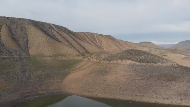 Красивое Дикое Озеро Жаркой Пустыне — стоковое видео