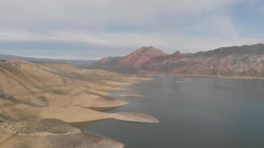 Sıcak çölde güzel ve vahşi bir göl.