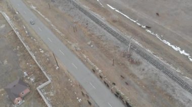 Karlı dağların arasında soğuk büyük bir göl