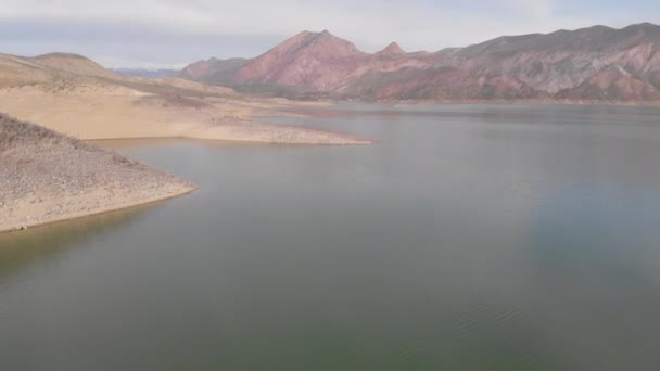 砂漠の中の美しく野生の湖 — ストック動画
