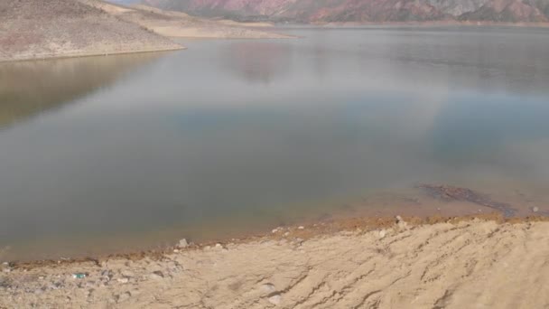 Sıcak Çölde Güzel Vahşi Bir Göl — Stok video