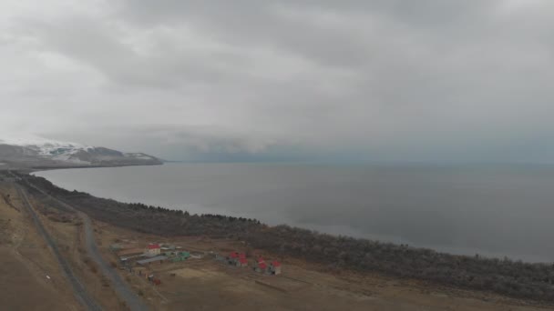 Frío Lago Grande Entre Montañas Nevadas — Vídeo de stock