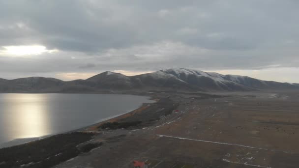 Studené Velké Jezero Mezi Zasněženými Horami — Stock video