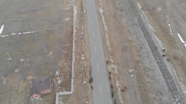 Grand Lac Froid Entre Les Montagnes Enneigées — Video