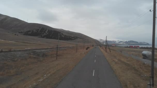 Grand Lac Froid Entre Les Montagnes Enneigées — Video