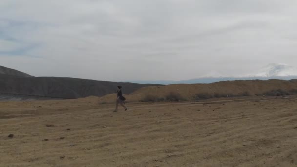 Девушки Идущие Пустыне Рядом Озером Дрон — стоковое видео