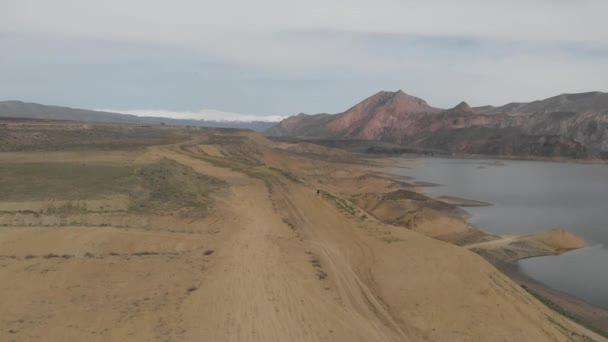 Ragazze Che Camminano Deserto Vicino Lago Drone — Video Stock