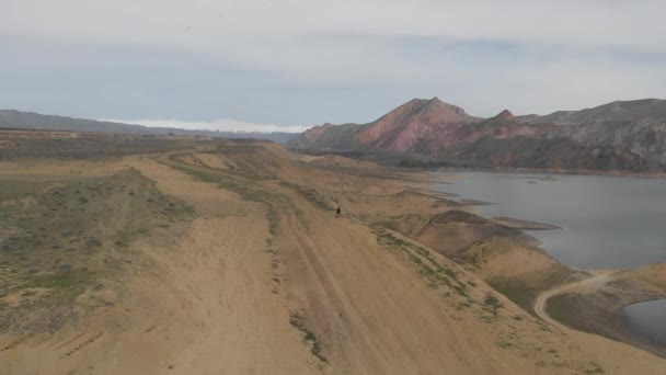 Ragazze Che Camminano Deserto Vicino Lago Drone — Video Stock