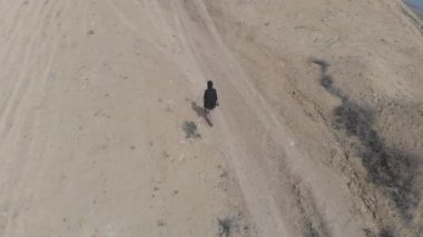 Kızlar göle yakın bir çölde yürüyor, drone