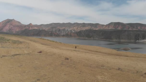 Ragazze Che Camminano Deserto Vicino Lago Drone — Video Stock