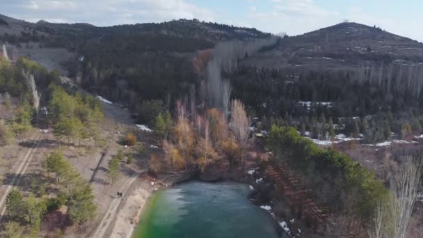 Lac Sombre Dans Une Forêt — Video