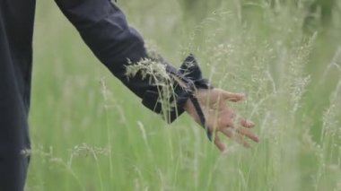 Doğada bir kızın eli