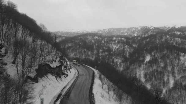 Zamrzlá Cesta Mezi Vysokými Zasněženými Horami Auta — Stock video