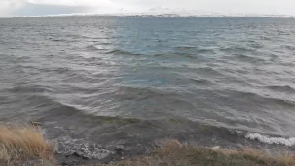 Lac Froid Ondulé Entre Montagnes Enneigées — Video