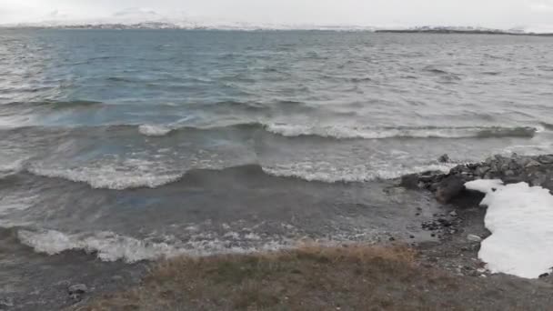 Κρύα Κυματιστή Λίμνη Ανάμεσα Χιονισμένα Βουνά — Αρχείο Βίντεο