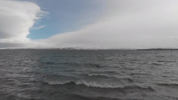 Холодное Волнистое Озеро Между Снежными Горами — стоковое видео