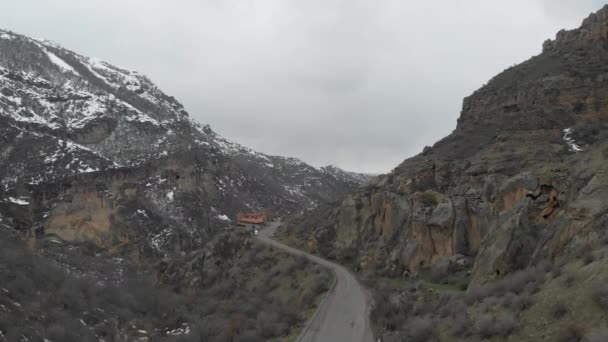 Route Entre Les Hautes Montagnes Enneigées — Video